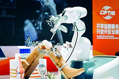2024年中國國際服務(wù)貿(mào)易交易會(huì)上展出的人工智能骨科手術(shù)機(jī)器人。新華社發(fā)
