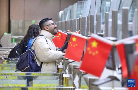 1月2日，國外旅客通過大興機(jī)場邊檢站入境。新華社記者 李欣 攝