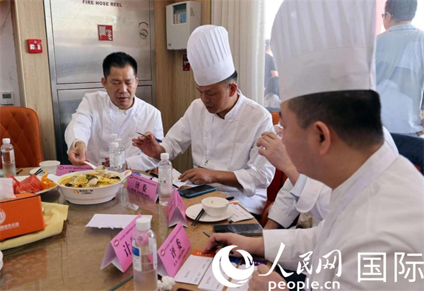 評委正在品嘗菜品并打分。人民網(wǎng)記者 管克江攝