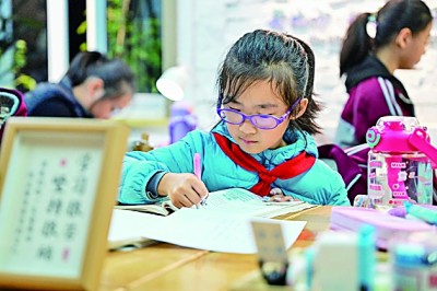 在河南洛陽市澗西區(qū)長安路街道長安路二社區(qū)共享自習(xí)室內(nèi)，孩子們在學(xué)習(xí)。李衛(wèi)超攝/光明圖片