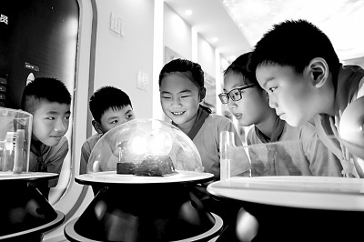 江西省南昌市青云客航天科創(chuàng)空間青少年科普館，孩子們?cè)谟^察光壓傳動(dòng)試驗(yàn)。鮑贛生攝/光明圖片