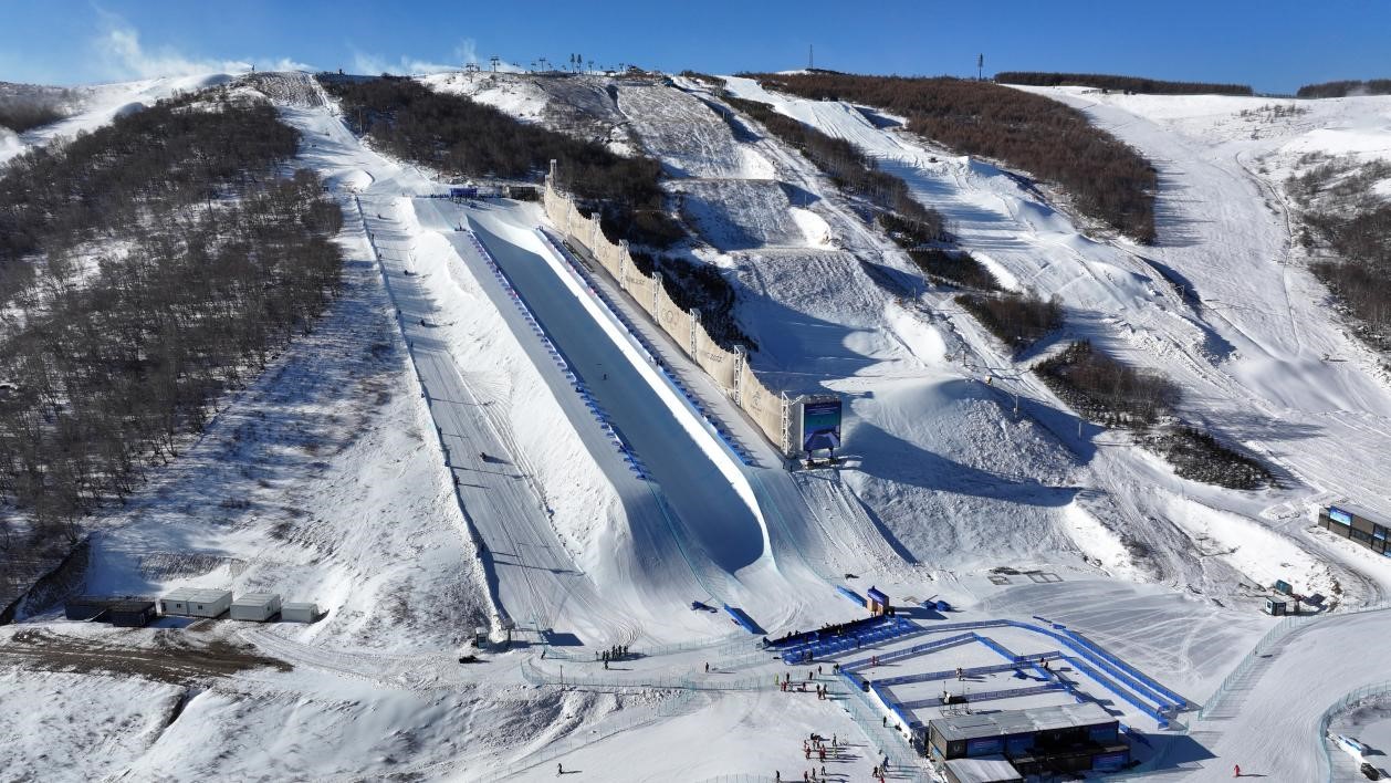 2024-2025賽季國際雪聯(lián)自由式滑雪和單板滑雪U型場地技巧世界杯比賽場地。人民網(wǎng)記者 李兆民攝