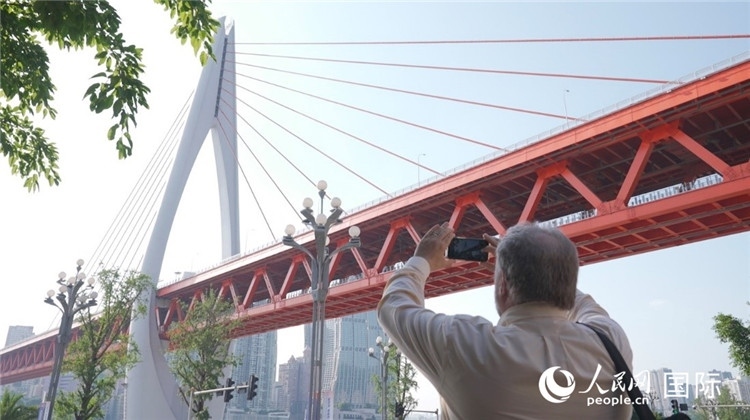 軻寶華“打卡”重慶東水門長江大橋。人民網(wǎng)記者 蘇纓翔攝