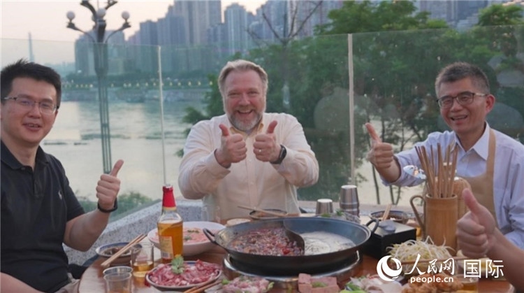 軻寶華和同事在重慶南濱路吃火鍋。人民網(wǎng)記者 蘇纓翔攝