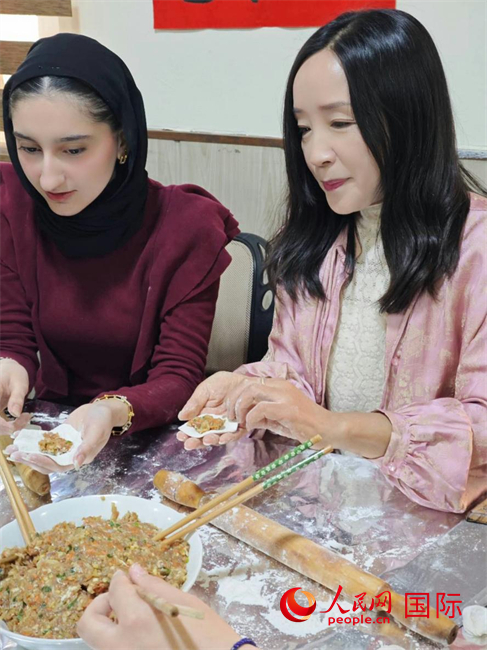 學包餃子。人民網(wǎng)伊納斯·易卜拉欣攝