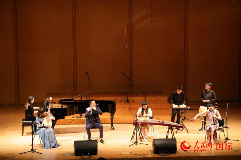 來自云南藝術學院的音樂家在演奏《金蛇狂舞》。人民網(wǎng)記者 楊一攝