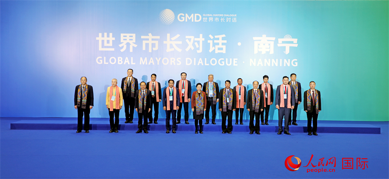 在南寧國(guó)際會(huì)展中心金桂花廳外，參加活動(dòng)的中國(guó)和東盟國(guó)家市長(zhǎng)合影留念。人民網(wǎng)記者 趙益普攝
