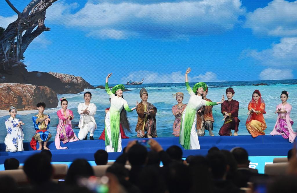 這是1月16日，在南寧國際會展中心，演員在“世界市長對話·南寧”活動間隙表演節(jié)目。新華社記者 陸波岸 攝