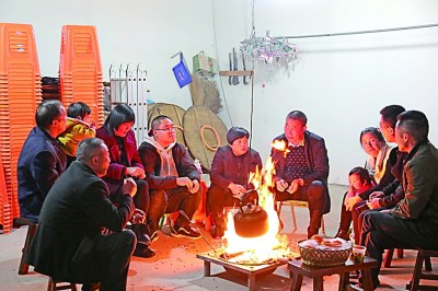 為討論蜜梨產(chǎn)業(yè)發(fā)展事宜，鸕鳥鎮(zhèn)開展“圍爐夜話”。資料圖片