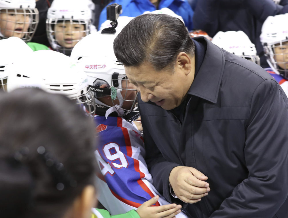 2017年2月24日，習(xí)近平在五棵松體育中心同冰球小隊(duì)員“撞肩”互動(dòng)