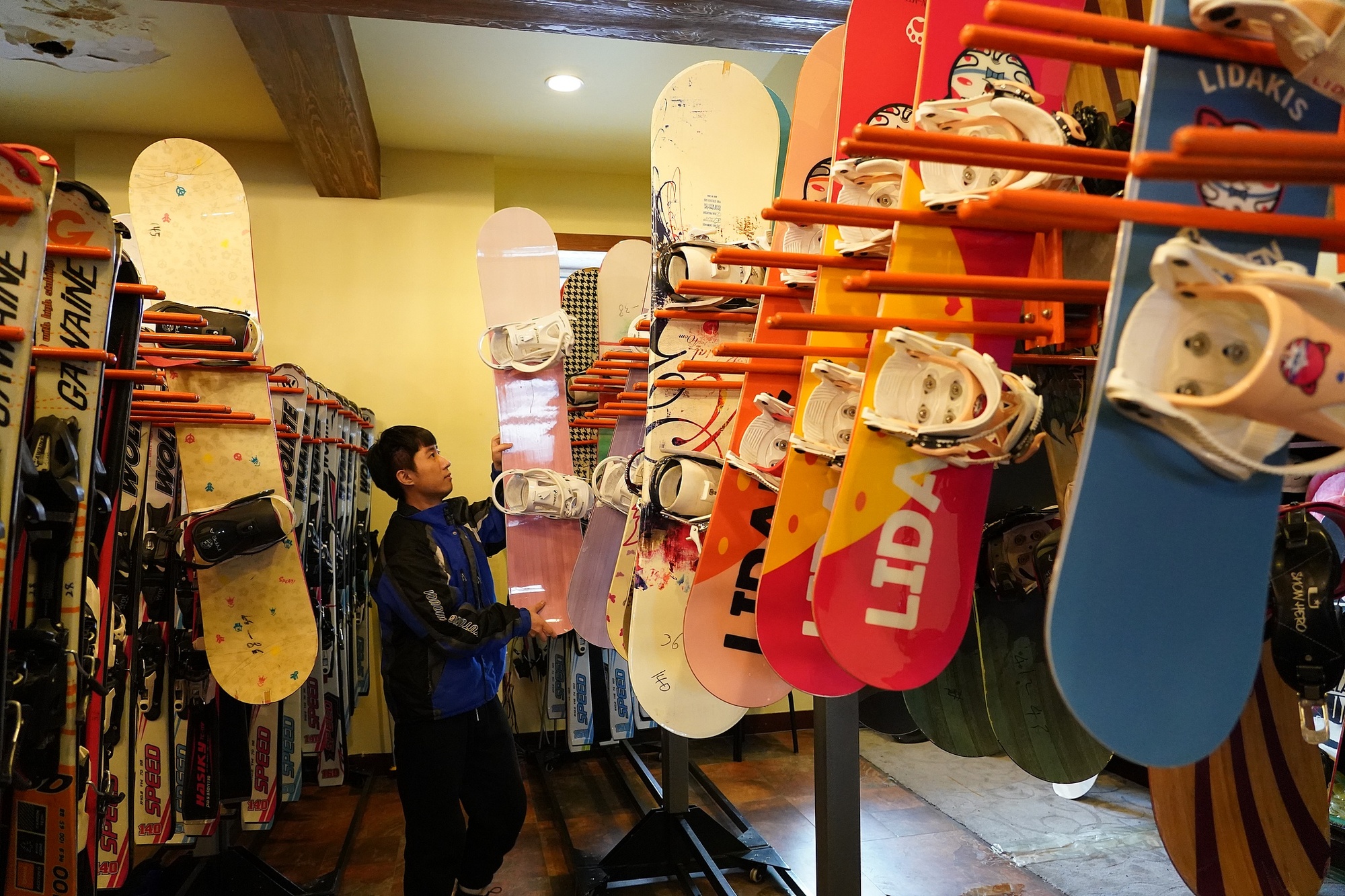 海拉爾滑雪場，工作人員在整理雪具