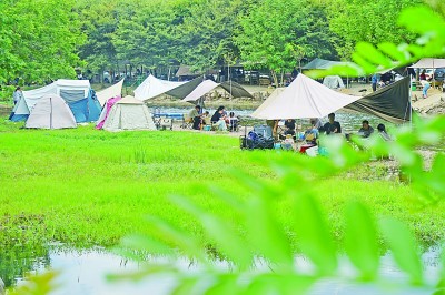 徑山鎮(zhèn)一家露營基地迎來眾多游客。新華社發(fā)