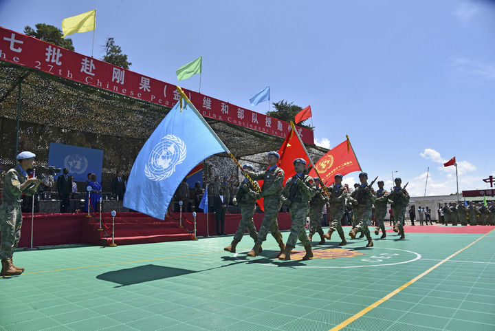 2024年4月9日，在剛果（金）南基伍省布卡武市的中國(guó)半島營(yíng)區(qū)，中國(guó)第27批赴剛果（金）維和部隊(duì)官兵被授予聯(lián)合國(guó)“和平勛章”。新華社發(fā)（中國(guó)第27批赴剛果（金）維和部隊(duì)供圖）