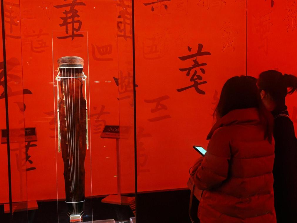 近日，在浙江省博物館之江館區(qū)，故宮博物館收藏的唐“大圣遺音”琴在“‘故宮·茶世界’觀茶——茶文化精品展”展出。新華社記者 馮源 攝