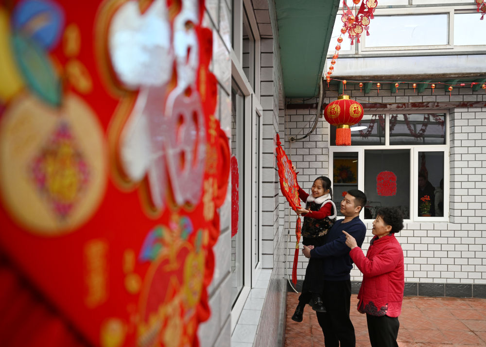 天津市西青區(qū)辛口鎮(zhèn)第六埠村村民在院子里掛“?！弊郑?024年2月1日攝）。新華社記者 趙子碩 攝