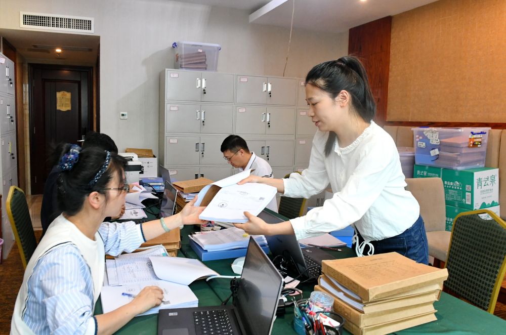 福州市委巡察機(jī)構(gòu)對(duì)全市法院系統(tǒng)開展提級(jí)聯(lián)動(dòng)交叉巡察。在永泰縣駐地，巡察組工作人員查看財(cái)務(wù)憑證（2024年5月21日攝）。新華社記者 林善傳 攝