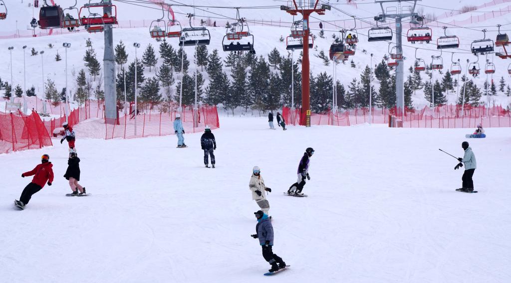 2025年1月8日，滑雪愛好者在新疆阿勒泰市將軍山滑雪場的雪道上滑行。新華社記者 張嘯誠 攝