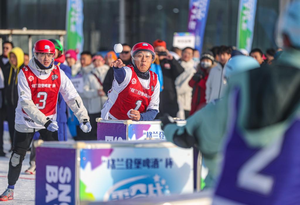 2024年12月30日，選手在“2024—2025遼寧省全民雪合戰(zhàn)冠軍賽”中“打雪仗”。新華社記者 潘昱龍 攝