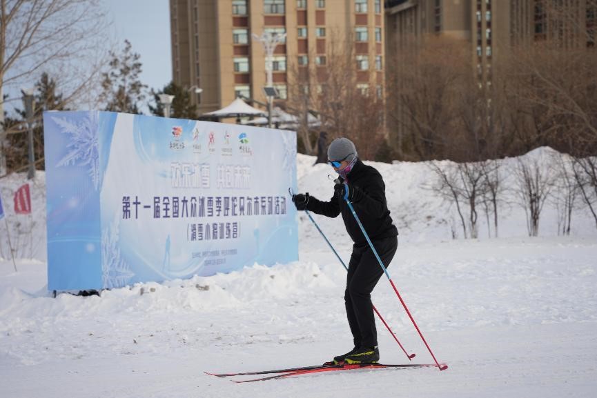 在呼倫貝爾，滑雪愛好者在城市越野滑雪公園內(nèi)滑雪。人民網(wǎng)記者 苗陽攝