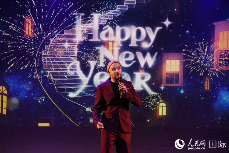 瑞典籍歌手天木演唱歌曲《Happy New Year》。人民網(wǎng)記者 殷淼攝