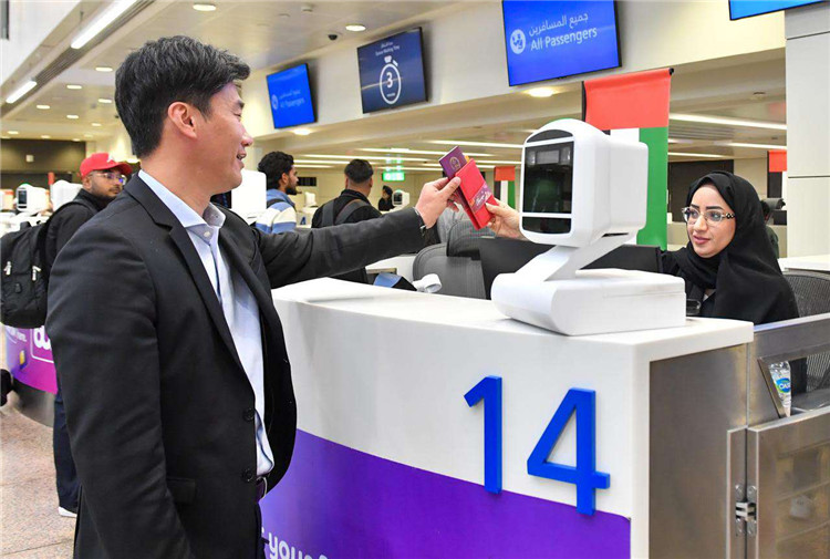 1月22日，迪拜免稅店聯(lián)合迪拜移民局向入境中國(guó)旅客贈(zèng)送新年賀禮。迪拜移民局供圖