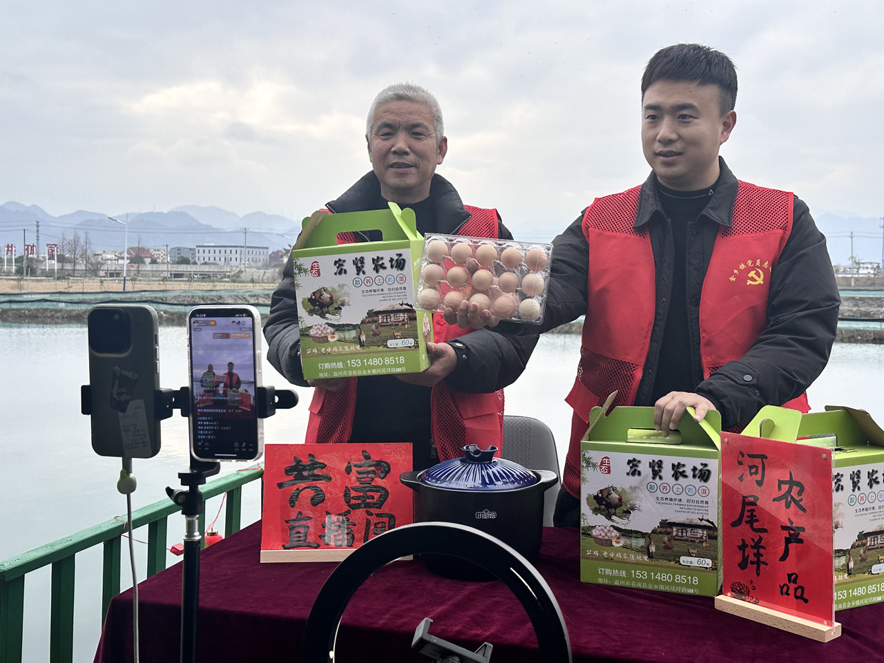 在蒼南金鄉(xiāng)鎮(zhèn)，永興、半浹連、河尾垟?shù)犬?dāng)年受災(zāi)的臨近村落，正連片建設(shè)美麗江南水鄉(xiāng)新景。圖為河尾垟村設(shè)在河邊的“共富直播間”。金鄉(xiāng)鎮(zhèn) 供圖