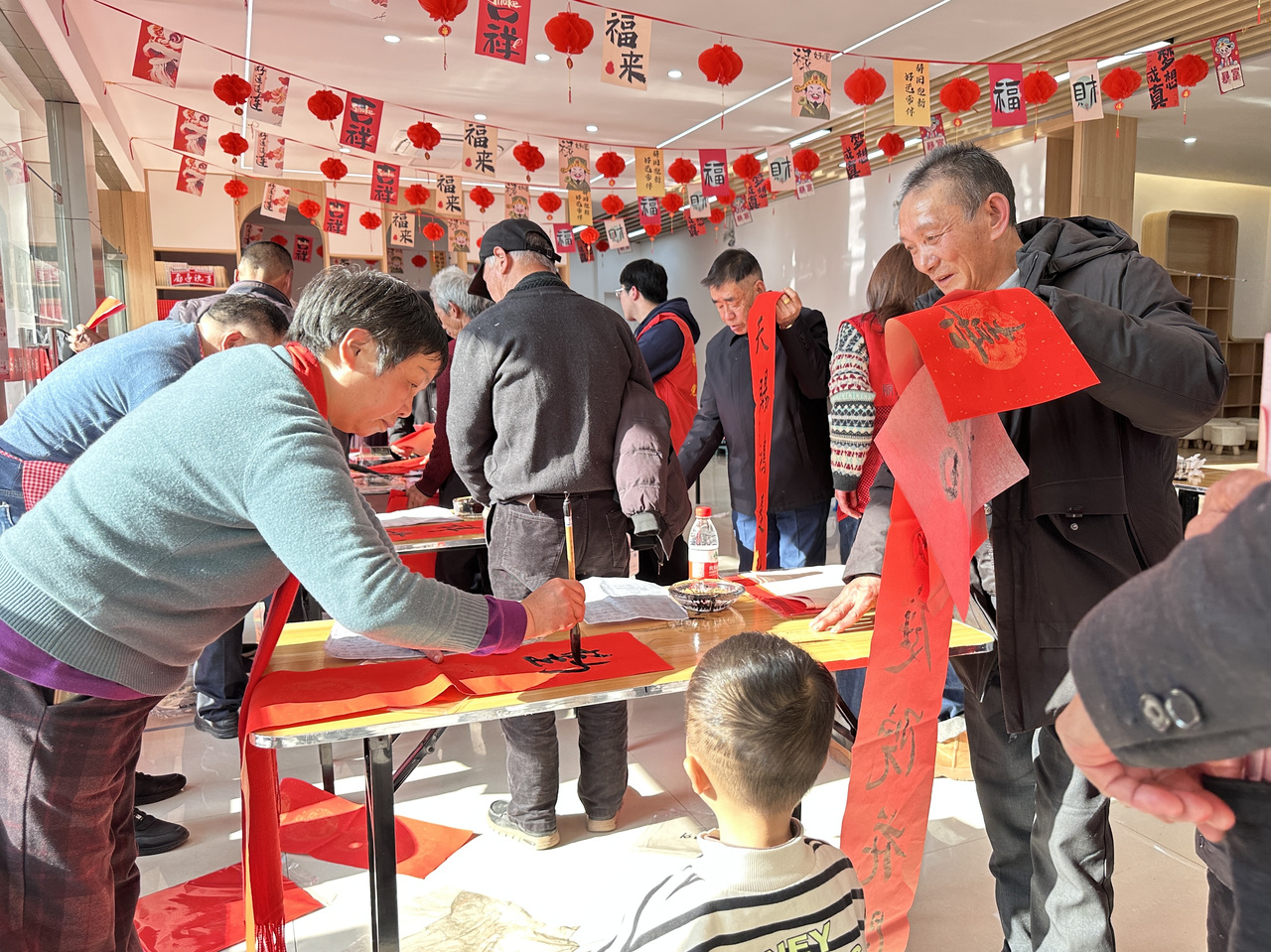 今年春節(jié)前夕，慶元縣濛洲街道同濟(jì)新村，一場(chǎng)送春聯(lián)活動(dòng)熱鬧舉行。慶元縣融媒體中心 供圖