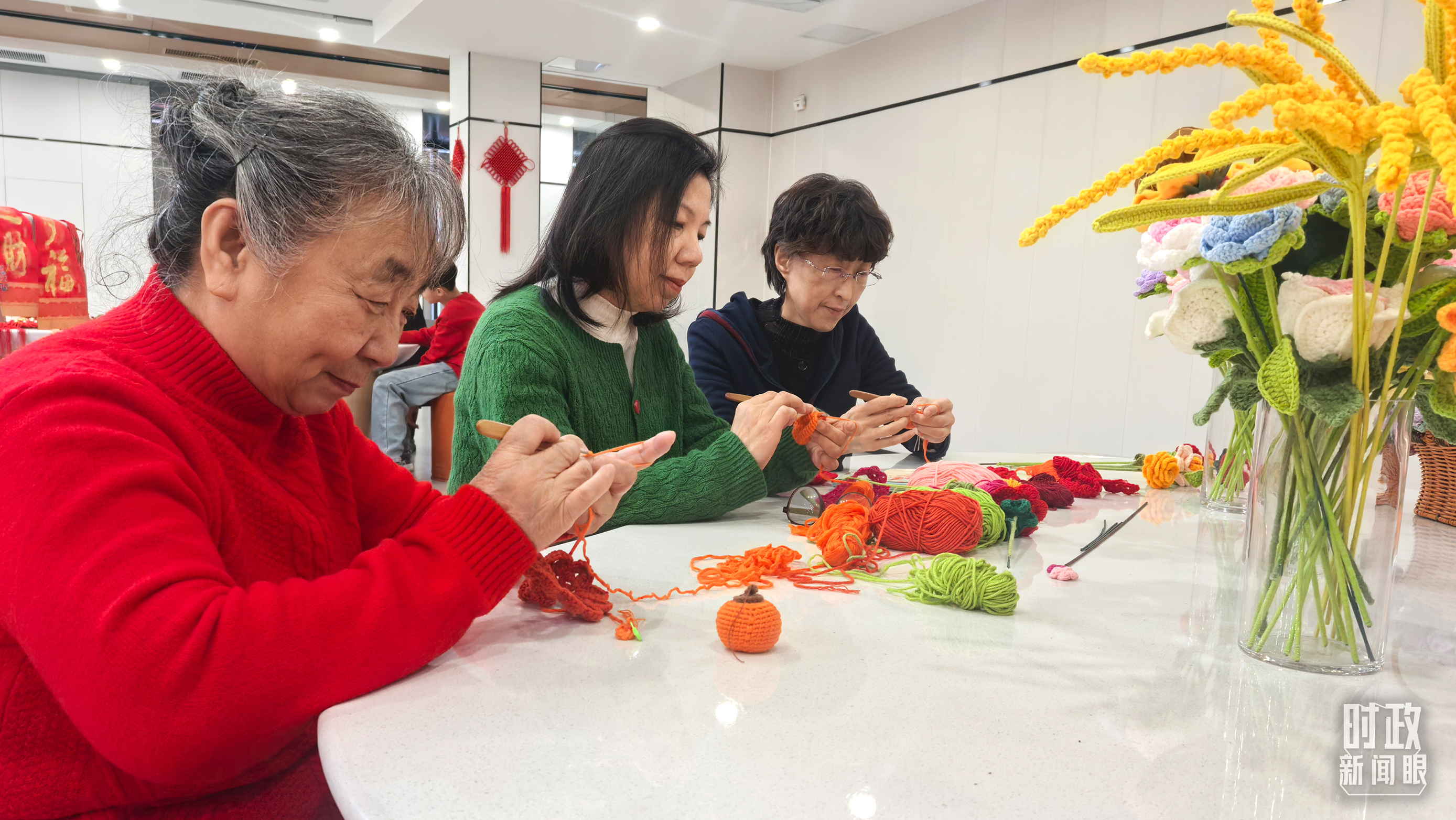 長(zhǎng)安社區(qū)黨群服務(wù)中心里，居民們正在制作手工藝品。（總臺(tái)央視記者鐘銳拍攝）