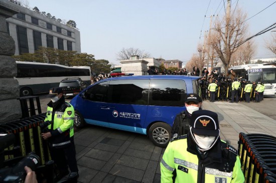  1月21日，尹錫悅乘坐的車輛進入韓國首爾的憲法法院。新華社記者姚琪琳攝