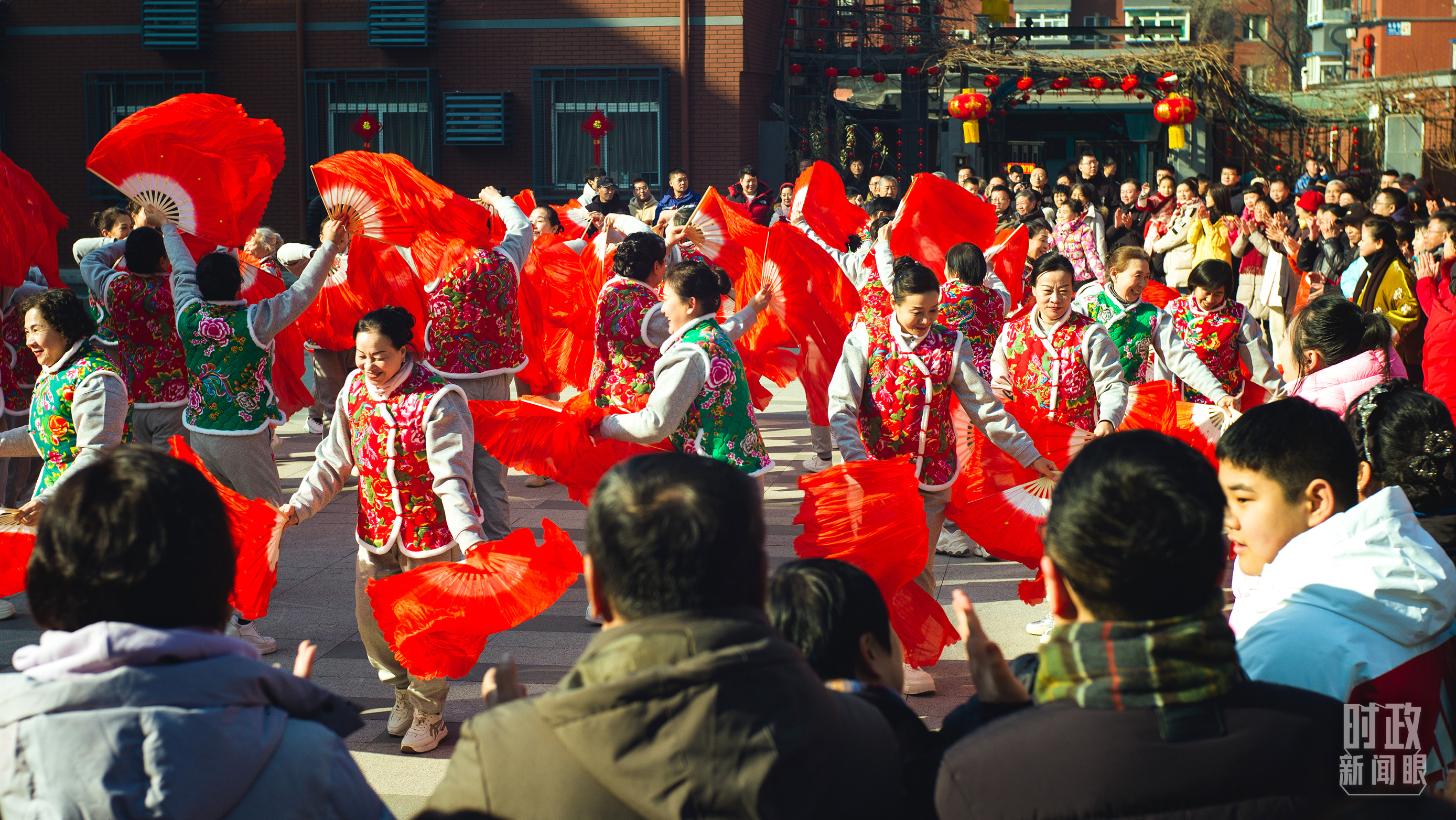 長(zhǎng)安小區(qū)文化廣場(chǎng)上，居民們扭起歡快的秧歌。（總臺(tái)央視記者彭漢明拍攝）