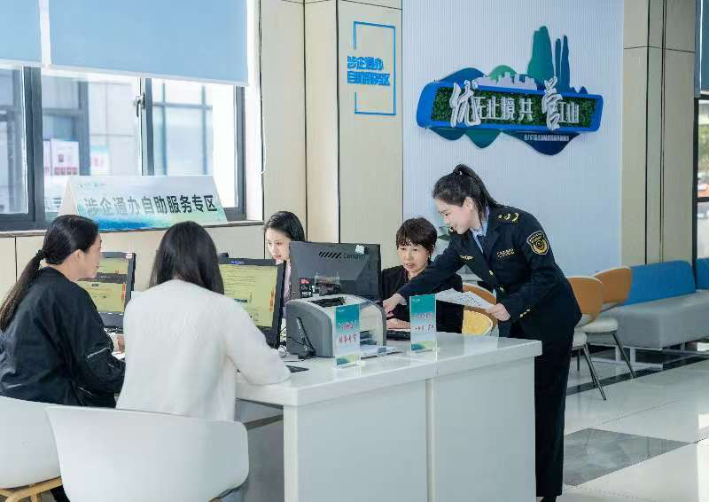 工作人員指導(dǎo)企業(yè)一次性完成信息填報。圖片來源：浙江衢州市市場監(jiān)督管理局