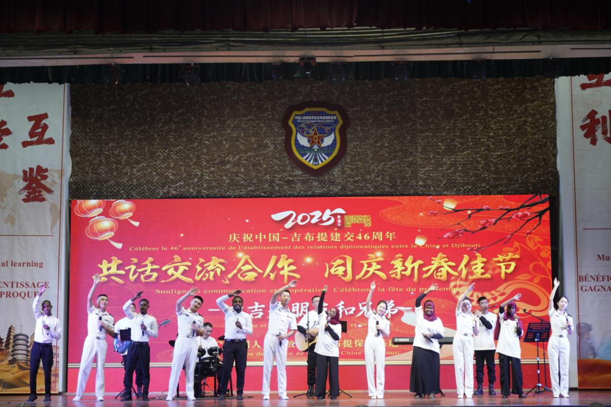 中吉兩國嘉賓合唱《友誼地久天長》。主辦方供圖