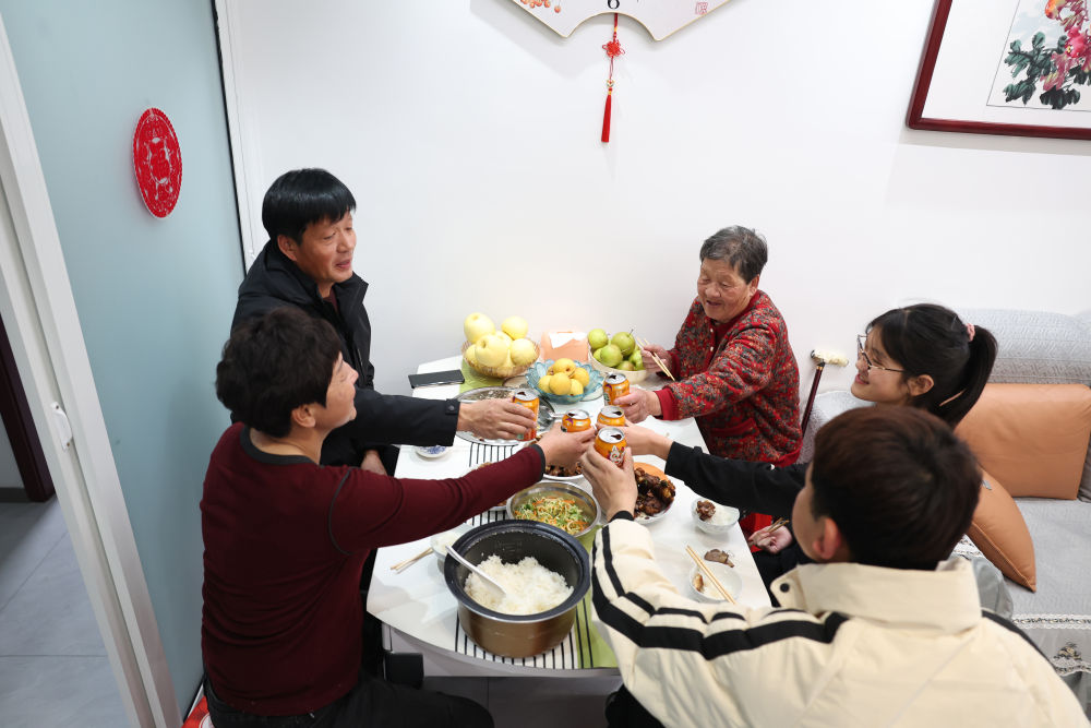 2025年1月22日，遼寧省葫蘆島市綏中縣祝家溝村村民朱西存一家在新房里。新華社記者姚劍鋒 攝