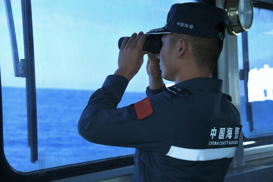 1月27日，中國(guó)海警海鷗艦執(zhí)法員在巡航期間執(zhí)勤瞭望。