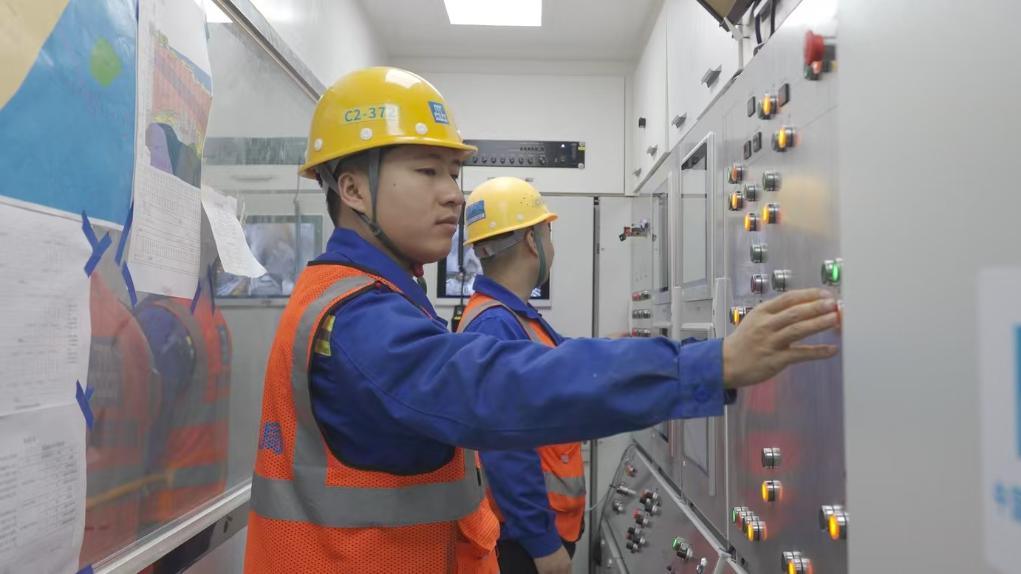 盾構(gòu)司機何曉波在駕駛室內(nèi)調(diào)試盾構(gòu)機參數(shù)。（劉芬攝）
