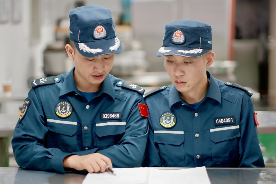 1月27日，中國(guó)海警海鷗艦執(zhí)法員研習(xí)設(shè)備維修保養(yǎng)案例。