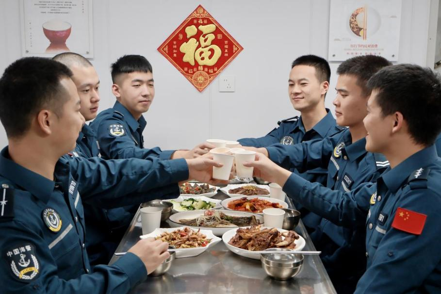 1月28日，在中國(guó)海警海鷗艦上，執(zhí)法員們聚餐慶祝農(nóng)歷春節(jié)。