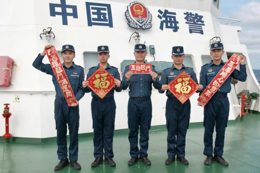 1月27日，中國(guó)海警海鷗艦執(zhí)法員們展示春聯(lián)福字，慶祝農(nóng)歷春節(jié)。