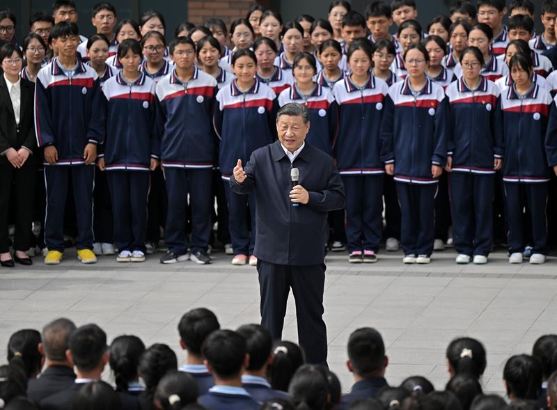 △2024年6月18日，習(xí)近平總書記在青海果洛西寧民族中學(xué)考察時(shí)，同師生們親切交流。