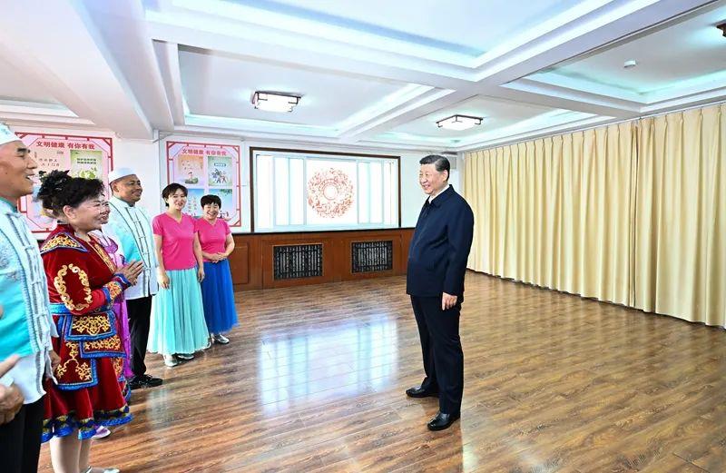 △2024年6月19日，寧夏銀川市金鳳區(qū)長城花園社區(qū)活動(dòng)室，習(xí)近平總書記同社區(qū)居民親切交流。