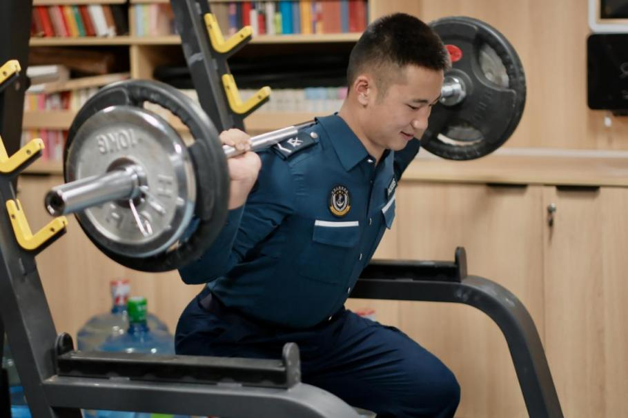 1月23日，在中國(guó)海警海鷗艦上，執(zhí)法員在值守間隙鍛煉身體。