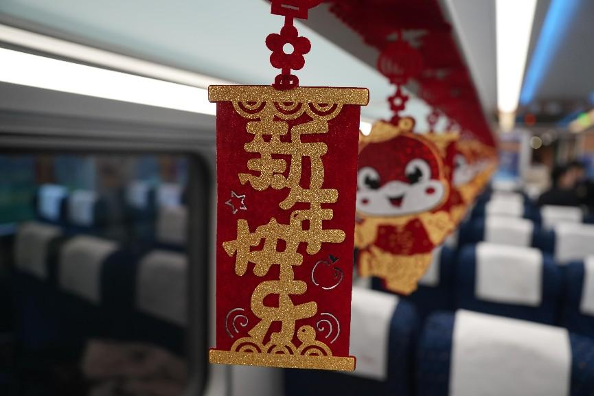 “井岡山號”列車春晚車廂布置。人民網(wǎng) 歐陽易佳攝