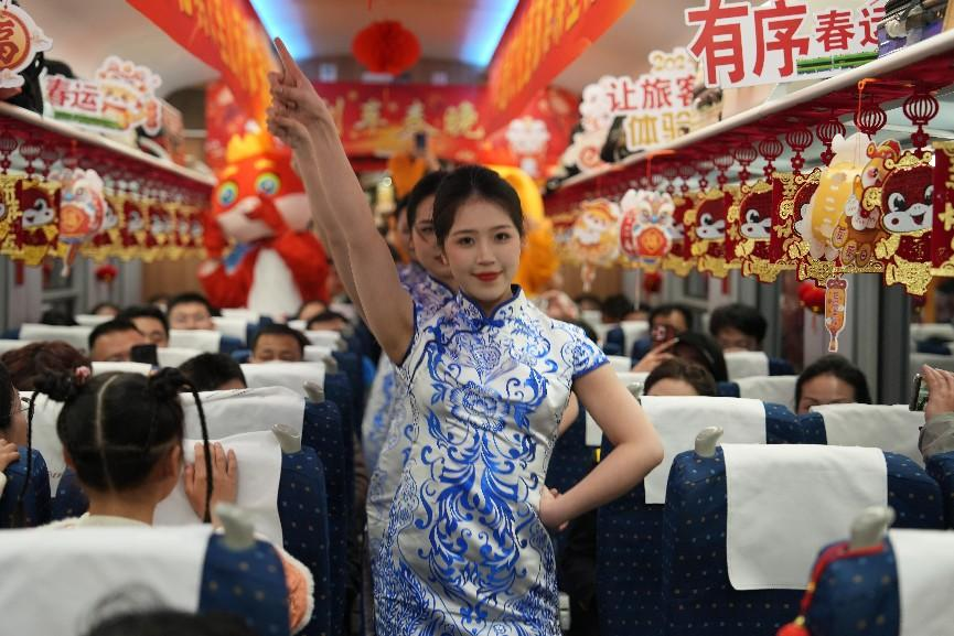 列車乘務(wù)員身穿青花瓷元素服飾表演節(jié)目。人民網(wǎng) 歐陽易佳攝