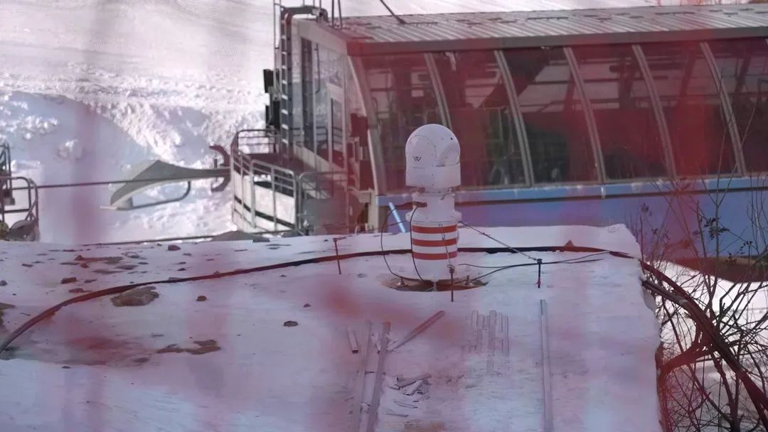 設(shè)在坡面障礙技巧和大跳臺雪道旁的激光測風(fēng)雷達(dá)。氣象部門供圖