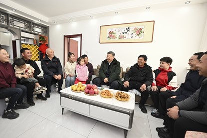 1月22日至24日，中共中央總書記、國家主席、中央軍委主席習(xí)近平冒著嚴(yán)寒來到遼寧，看望慰問基層干部群眾。這是22日下午，習(xí)近平在葫蘆島市綏中縣明水滿族鄉(xiāng)祝家溝村考察時，同村民王寶維一家圍坐一起拉家常。新華社記者 謝環(huán)馳 攝
