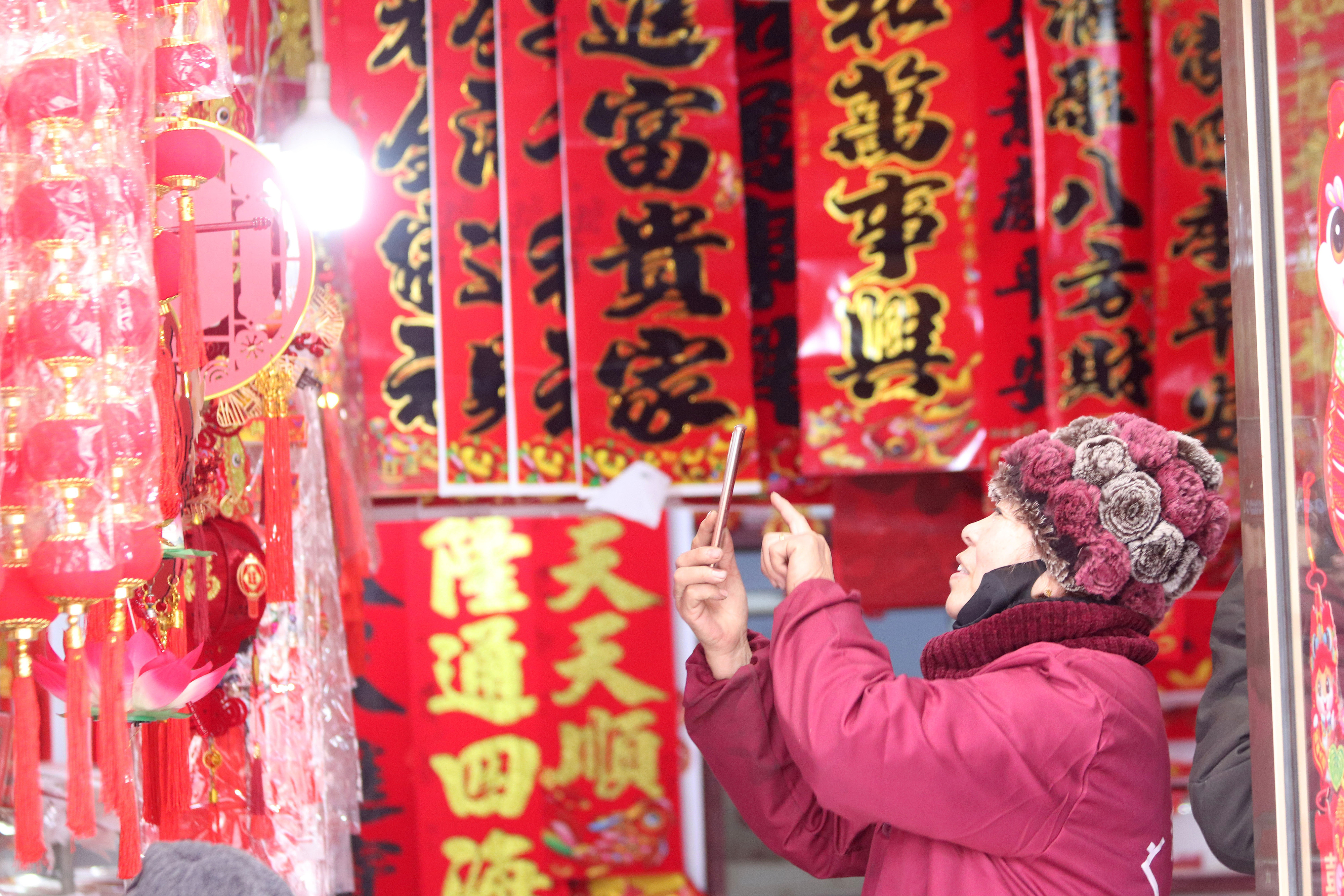 2025年1月5日，在山東省高密市夏莊鎮(zhèn)東李家村，商戶通過手機在網(wǎng)上推銷新春飾品。