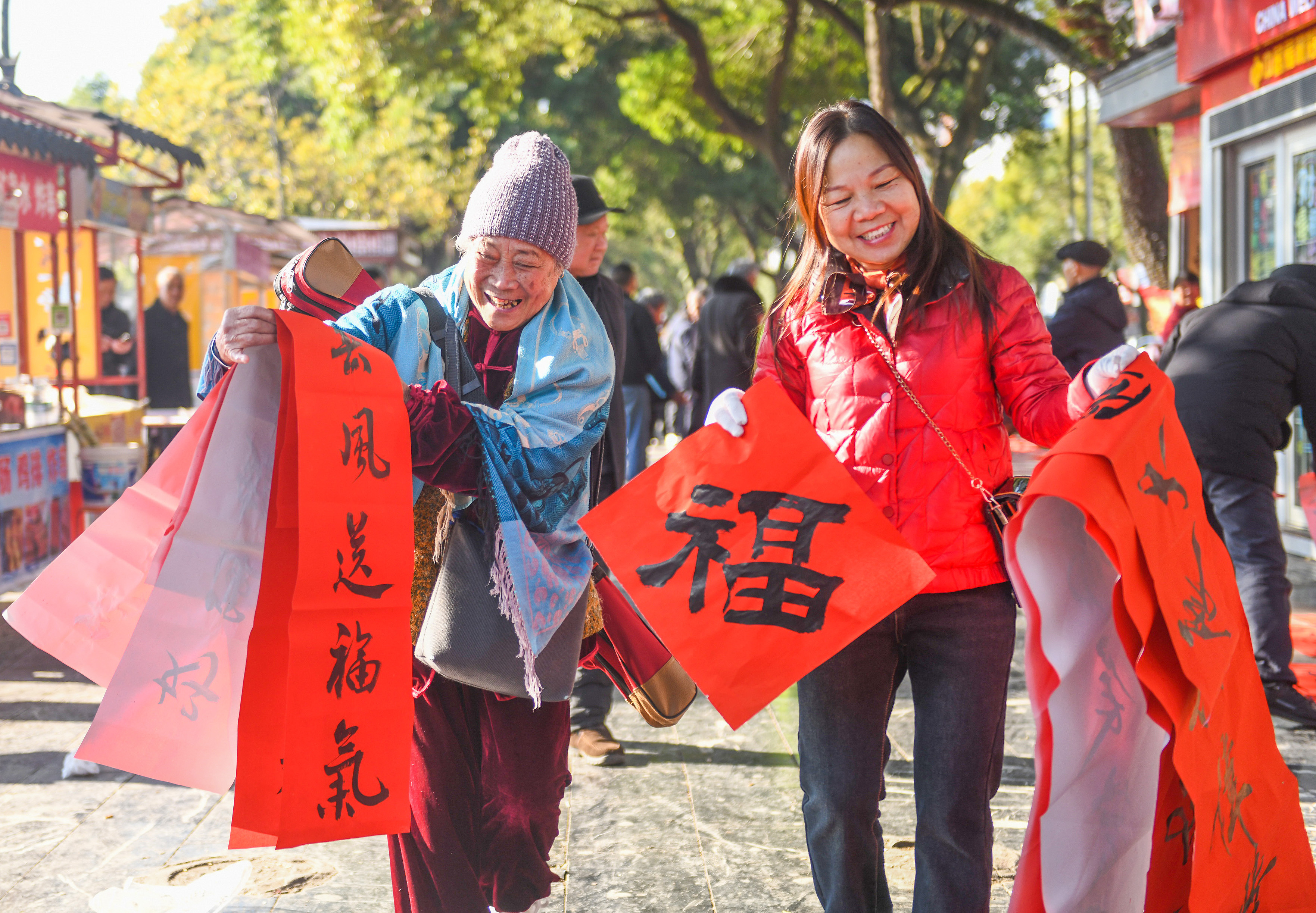 2025年1月13日，在湖南省永州市道縣西洲公園義工崗?fù)?，市民們領(lǐng)到了書法志愿者為大家書寫的春聯(lián)。
