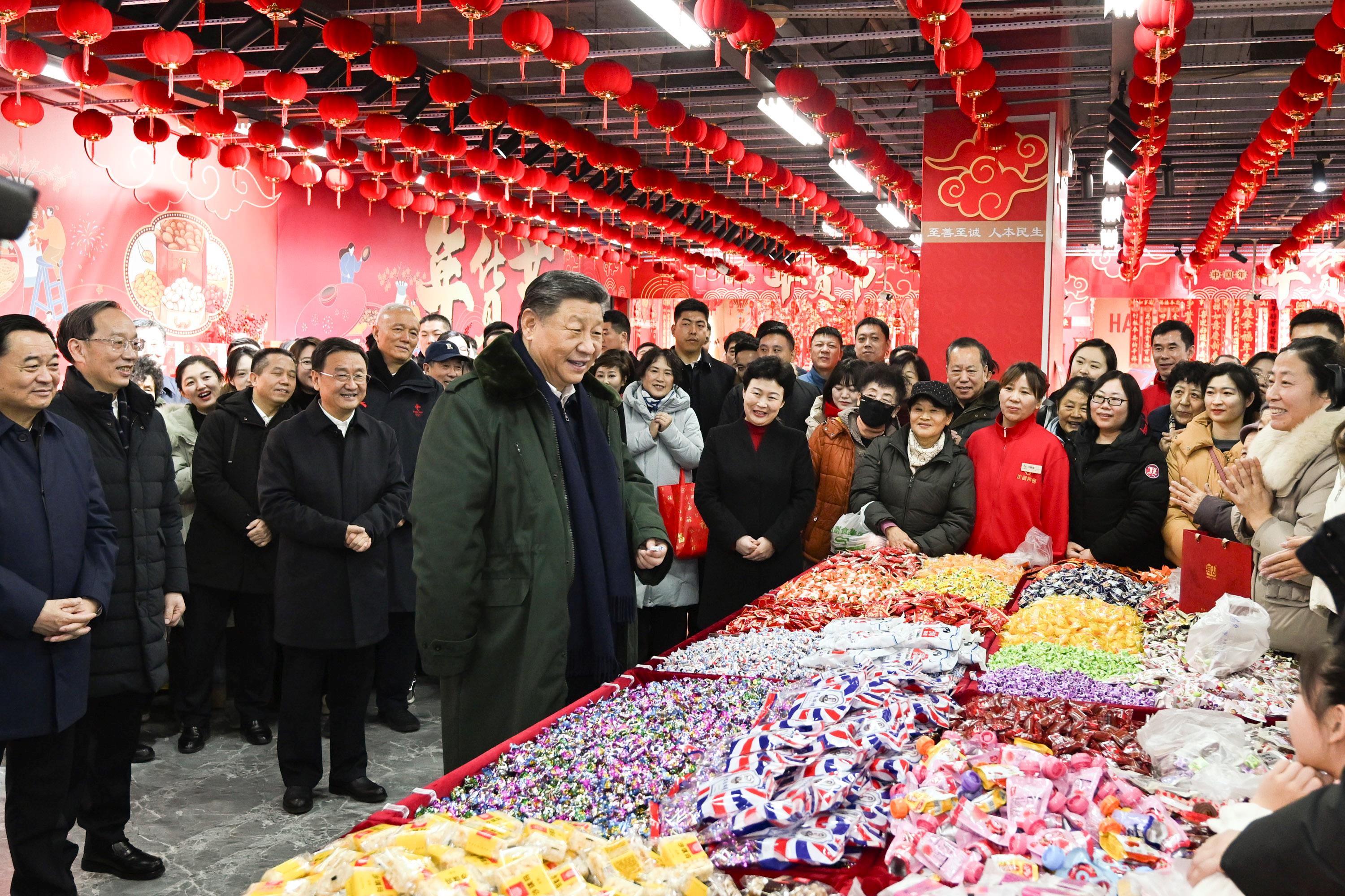 2025年1月23日，習(xí)近平總書記在遼寧沈陽大東副食品商場考察時，同店主和顧客親切交流，向大家致以新春祝福。