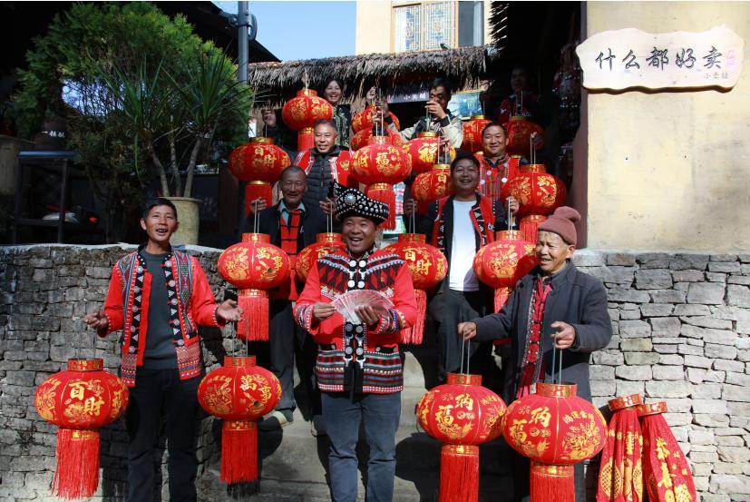 云南騰沖司莫拉佤族村村民歡歡喜喜過新年。