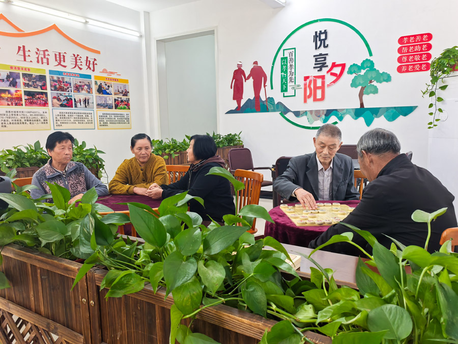 圖為湖北省咸寧市嘉魚縣潘家灣鎮(zhèn)四邑村養(yǎng)老服務(wù)驛站一角（2024年11月5日攝）。新華社記者 肖藝九 攝